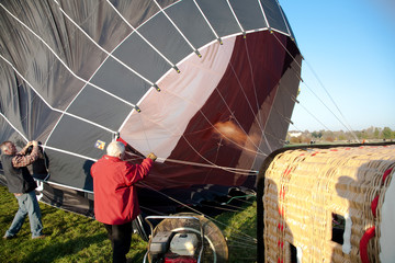 Obraz premium Anblasen des Heisluftballons kurz vor Start, offene Flamme