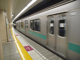Metro saliendo de una estacion en Tokio