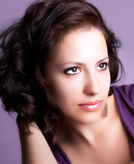 Naklejka premium Attractive young brunette model posing