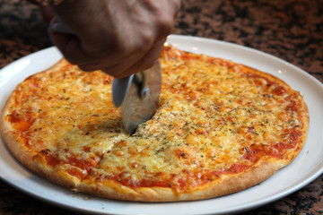 Pizza geschnitten I