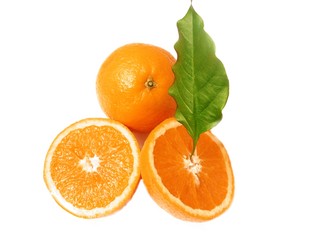aufgeschnittene Orange mit Blatt