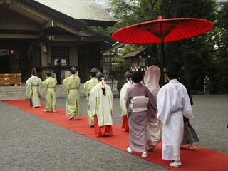 Ceremonia nupcial en santuario sintoista en Japon