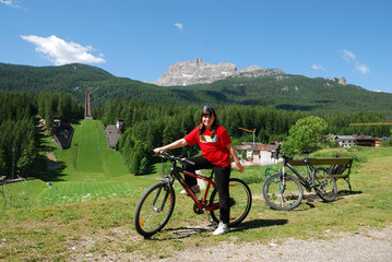 Fototapeta premium Cortina d'Ampezzo. Pista ciclabile delle Dolomiti.