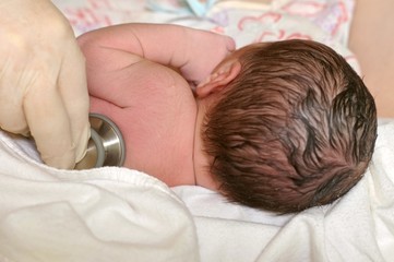 newborn baby medical examination ten minutes after birth