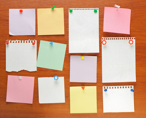 Set note pinned to a wooden board.