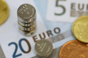 Knopfzellen-Batterien auf Euroscheinen
