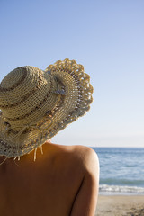 chica en la playa en vertical