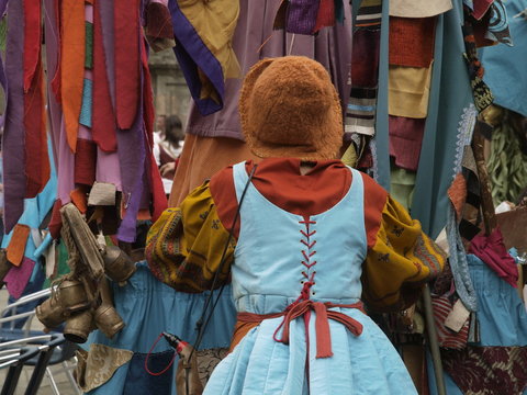 Vestido de juglar en una feria medieval