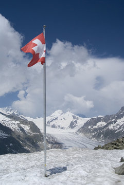 schweizer Flagge mit Aletschgletscher