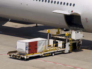 Loading and unloading cargo onto an airplane