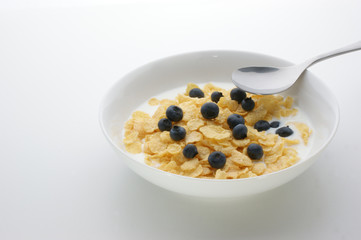 Müsli mit Milch und Blaubeeren