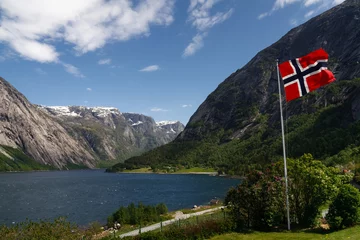 Foto auf Leinwand Norwegische Flagge am Hardangerfjord, Norwegen © Patrick Poendl