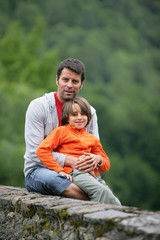 Portrait d'un homme avec un petit garçon dans ses bras