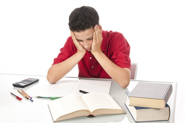 Schüler sitzt frustriert am Schreibtisch