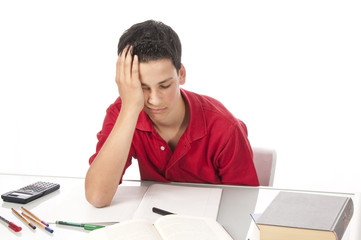 Schüler sitzt frustriert am Schreibtisch