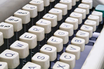 Tastatur einer alten mechanischen Schreibmaschine