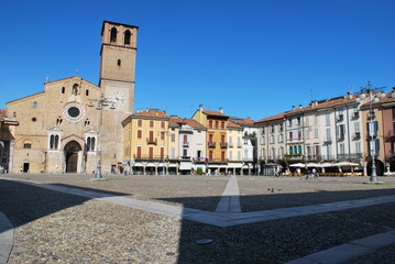 Fototapeta na wymiar Romańska katedra kopuła i placu w Lodi, Włochy
