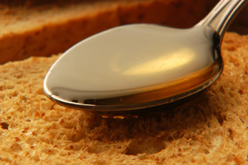 Miele su fetta biscottata