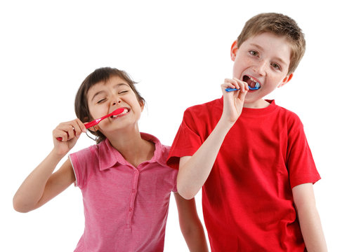 Enfants et brosse à dents