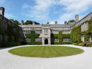 Fototapeta na wymiar Główny dziedziniec na zamku w Anglii Lanhydrock