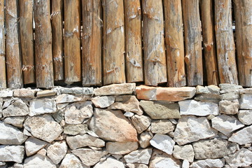 muro di legno e pietre
