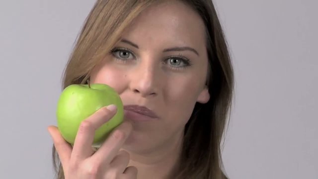 ragazza morde mela verde