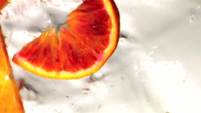 fette di arancio in un cocktail