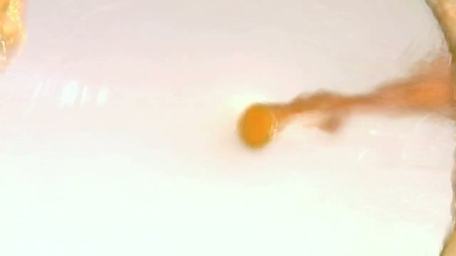 succo d'arancia versato in un bicchiere