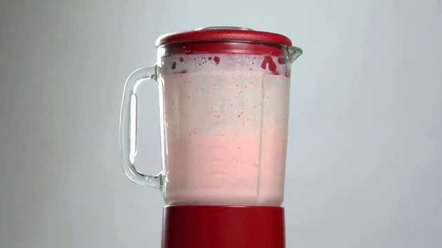 Frullato di fragola nel frullatore