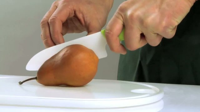 Una pera viene tagliata