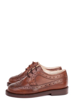 braunes paar schuhe