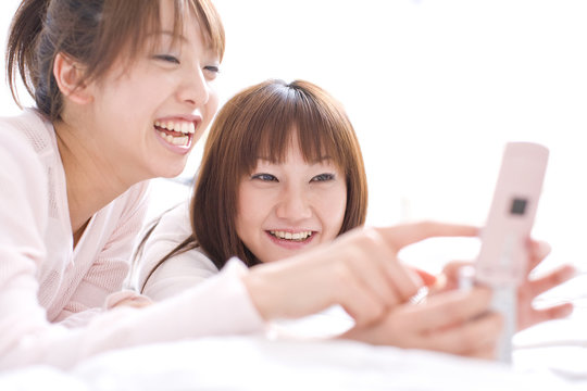はしゃぐ女性達