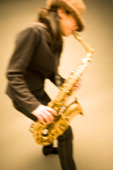 Fototapeta na wymiar Kobieta dmuchanie na saksofonie