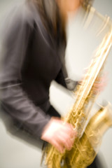 サックスを吹く女性