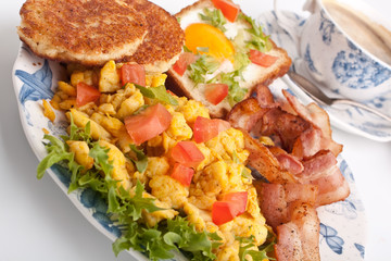 coffee, eggs, french toasts, eggie bread and bacon