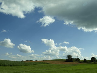 Fototapeta na wymiar Wolken über den Wiesen