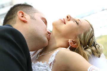Kiss of bride and groom