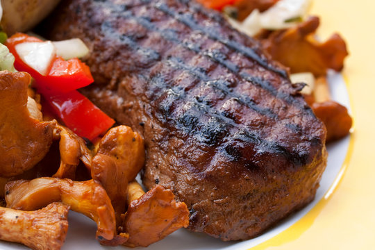 Rumpsteak(Roastbeef) - gegrillt,mit Salat,Pfifferlingen