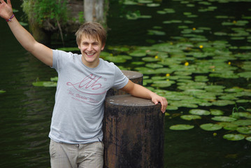 Junge mit Seerosen im Hintergrund