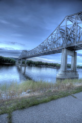 Fototapeta na wymiar Obraz HDR z mostu nad rzeką Missisipi
