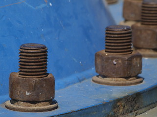 Tornillos en el puerto