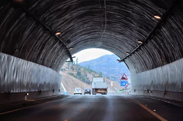 Rolgordijnen Tunnel Saliendo del tunel