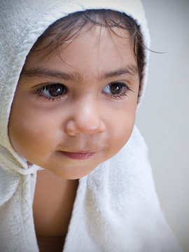viso di bambino  con  asciugamano