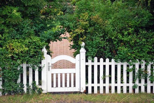 Weisser Gartenzaun mit Pforte