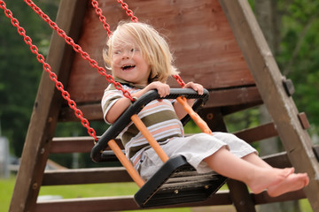 Kind auf Schaukel