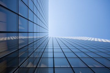 Bürofassade vor blauem Himmel