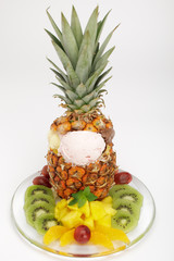 Baby-Ananas mit Eis und Fruchtsalat