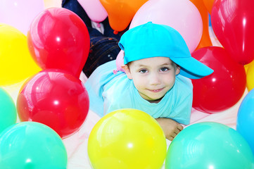 kind mit Luftballons