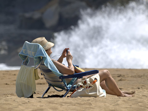 Mujer sentada en la playa