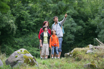 Famille &agrave; la campagne regardant au loin